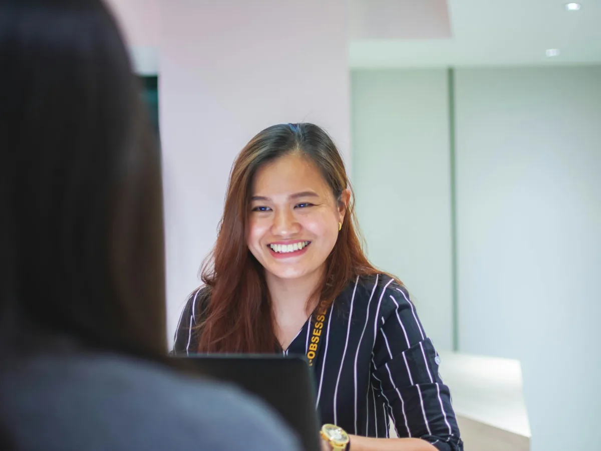 Clienta sonriendo durante su consulta de extranjería